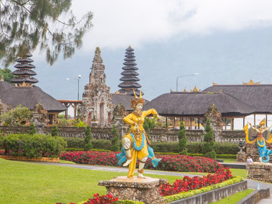 Indonesia, Bali – Discovering Our First Hindu Temples in Uluwatu and Pura Ulun Danu Bratan